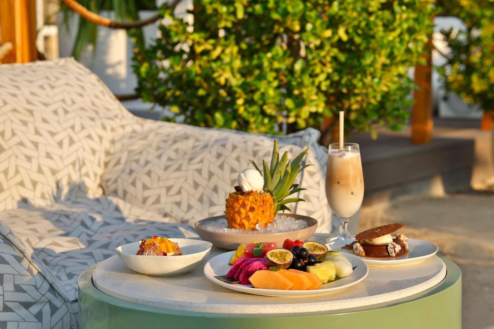 Marriott Resort Palm Jumeirah, Dubai Ngoại thất bức ảnh A fruit salad